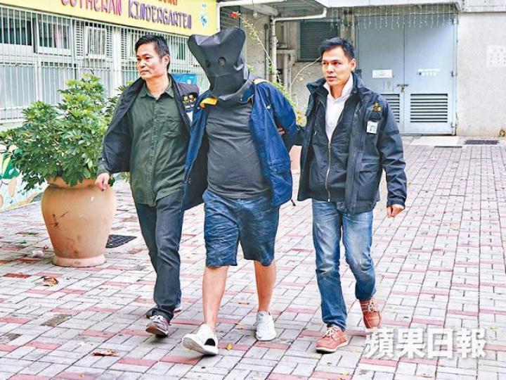 ■警員押送疑犯回友愛邨寓所搜查,並帶走衫褲及一對鞋作證。張家豪攝 ■警員押送疑犯回友愛邨寓所搜查,並帶走衫褲及一對鞋作證。張家豪攝