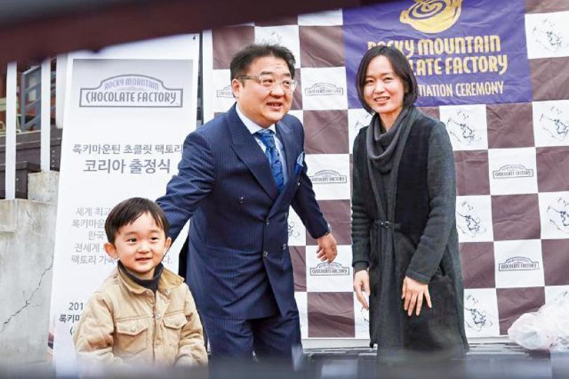 ■韓國朱古力商人Kim Min-ho涉於今年1月在港謀殺妻兒;圖為他早前於社交網站上載的一家生活照。■韓商於荔枝角收押所離奇身亡。 ■韓國朱古力商人Kim Min-ho涉於今年1月在港謀殺妻兒;圖為他早前於社交網站上載的一家生活照。■韓商於荔枝角收押所離奇身亡。