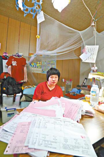 ■寶寶展示一堆就醫單據。台灣《蘋果日報》■寶寶丈夫為她檢查頭上的開刀傷口。■為寶寶診療的劉康渡醫生。台灣《蘋果日報》 ■寶寶展示一堆就醫單據。台灣《蘋果日報》■寶寶丈夫為她檢查頭上的開刀傷口。■為寶寶診療的劉康渡醫生。台灣《蘋果日報》