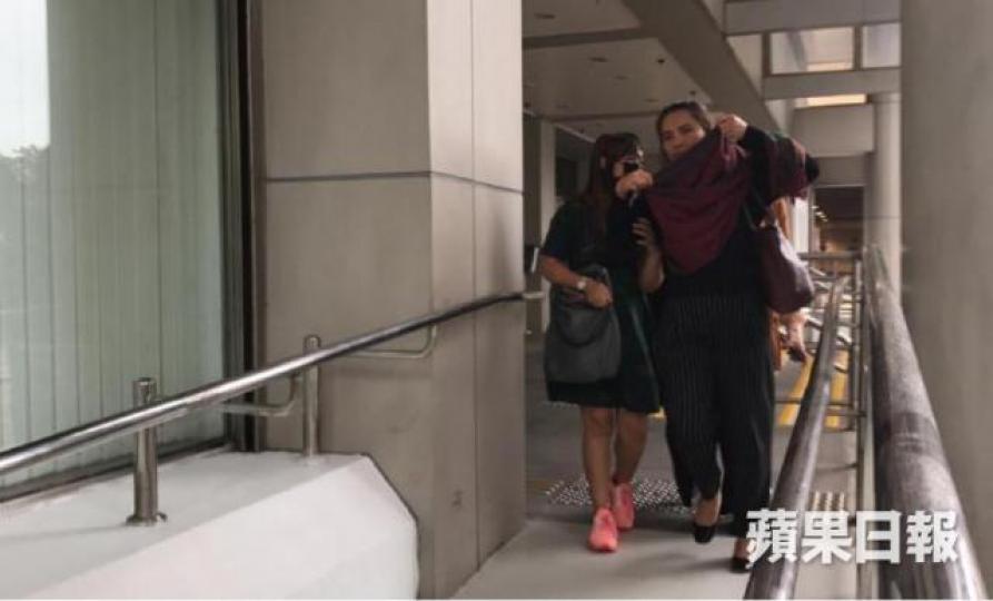 ■印傭Yuni Kristiani(左)上載僱主三名女子洗澡的影片到facebook,昨被判監3個月。戴國輝攝 ■印傭Yuni Kristiani(左)上載僱主三名女子洗澡的影片到facebook,昨被判監3個月。戴國輝攝