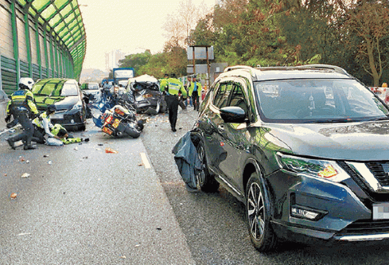 ■警方曾於粉嶺公路以人肉路障截停可疑車輛,多部私家車被撞毀。資料圖片 ■警方曾於粉嶺公路以人肉路障截停可疑車輛,多部私家車被撞毀。資料圖片
