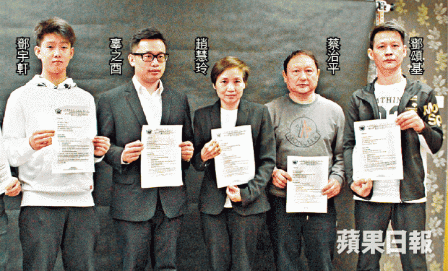 ■空總執委辜之酉、趙慧玲及蔡治平聯同教練鄧頌基及運動員鄧宇軒,昨開記招批評空總改善方案藏「魔鬼條款」。周子惇攝 ■空總執委辜之酉、趙慧玲及蔡治平聯同教練鄧頌基及運動員鄧宇軒,昨開記招批評空總改善方案藏「魔鬼條款」。周子惇攝