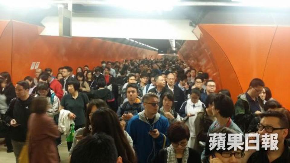 ■故障期間,北角站月台擠滿乘客。 ■故障期間,北角站月台擠滿乘客。