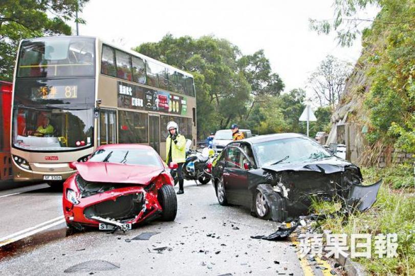 ■瑪莎拉蒂跑車(左)昨與豐田房車相撞,車頭嚴重損毀。周鴻熙攝■與涉事跑車同款的瑪莎拉蒂Gran Turismo。互聯網 ■瑪莎拉蒂跑車(左)昨與豐田房車相撞,車頭嚴重損毀。周鴻熙攝■與涉事跑車同款的瑪莎拉蒂Gran Turismo。互聯網