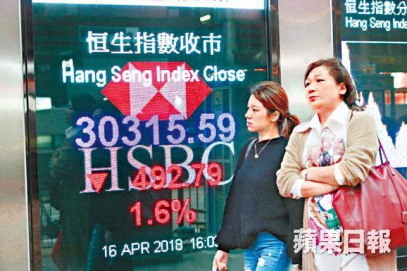 ■在投資者憂慮走資下,港股昨日下挫492點。晉平安攝■金管局總裁陳德霖。 ■在投資者憂慮走資下,港股昨日下挫492點。晉平安攝■金管局總裁陳德霖。