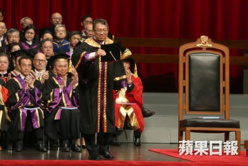 ■段崇智昨致辭時稱回港擔任中大校長是奇妙的旅程。王子俊攝 ■段崇智昨致辭時稱回港擔任中大校長是奇妙的旅程。王子俊攝