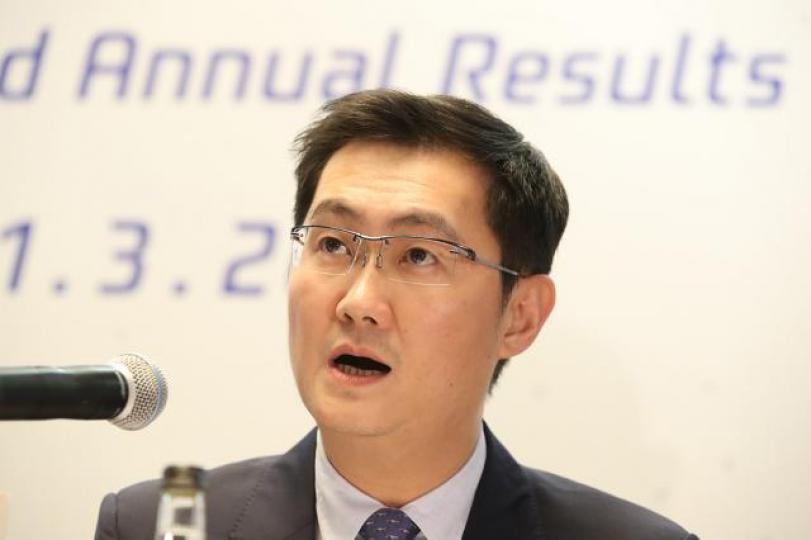 ■沈大師在大年初三為股王騰訊求了一支「岳飛遇害」籤。資料圖片 ■沈大師在大年初三為股王騰訊求了一支「岳飛遇害」籤。資料圖片