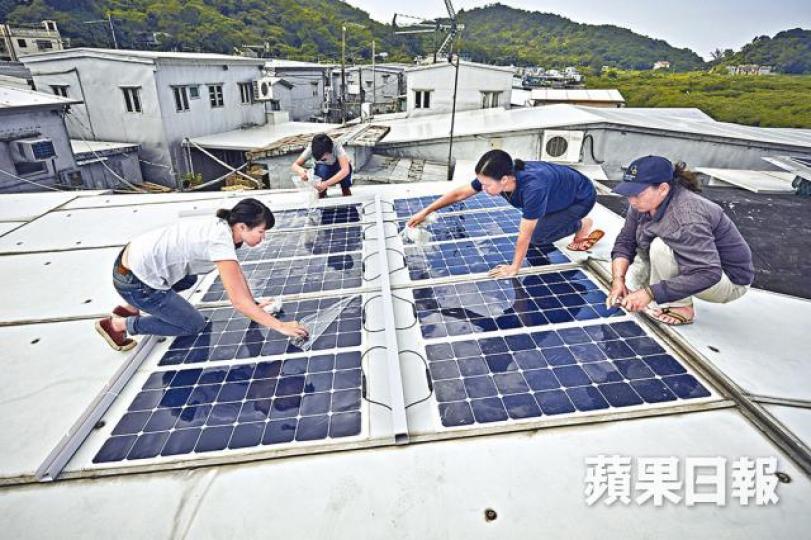 ■WWF早前在大澳鼓勵居民安裝分佈式太陽能發電系統。 ■WWF早前在大澳鼓勵居民安裝分佈式太陽能發電系統。