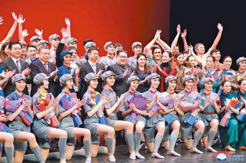 ■金正恩與李雪主跟演出《紅色娘子軍》的中國藝術團芭蕾舞蹈員合照。路透社 ■金正恩與李雪主跟演出《紅色娘子軍》的中國藝術團芭蕾舞蹈員合照。路透社