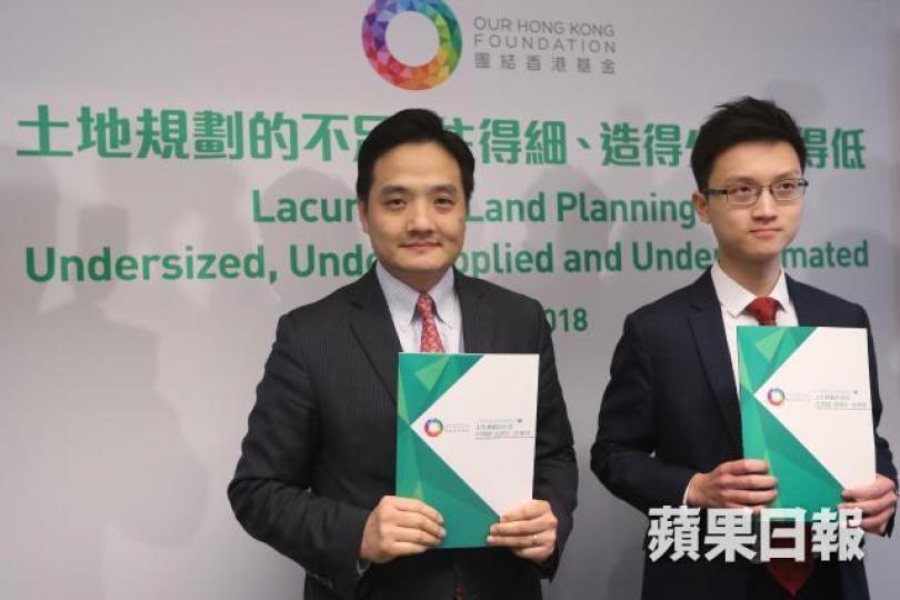 ■黃元山(左)促政府重啟填海,開發新市鎮。易仰民攝 ■黃元山(左)促政府重啟填海,開發新市鎮。易仰民攝