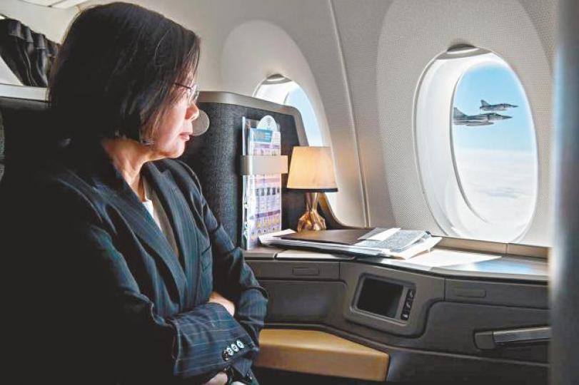 ■台灣總統蔡英文乘專機出訪斯威士蘭,展開她就任後首次非洲之旅。互聯網■蔡英文專機由加掛中短程導彈的幻影戰機護航。 ■台灣總統蔡英文乘專機出訪斯威士蘭,展開她就任後首次非洲之旅。互聯網■蔡英文專機由加掛中短程導彈的幻影戰機護航。