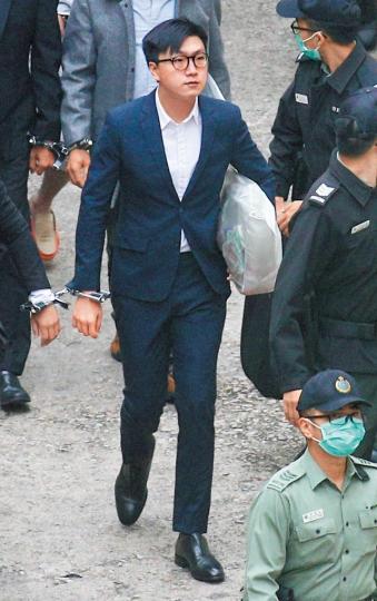 ■梁天琦昨日由荔枝角收押所被押往法院應訊。■有本民前成員於旺角騷亂時持膠盾及選舉旗幟等,與警員推撞。■梁天琦(箭嘴示)稱案發時的情境令他憤怒,故襲擊了一警員。■梁天琦案發當日最終被警員制服拘捕。■案發當日警方推出高台及加強裝備,梁指因此令現場氣氛變得緊張。 ■梁天琦昨日由荔枝角收押所被押往法院應訊。■有本民前成員於旺角騷亂時持膠盾及選舉旗幟等,與警員推撞。■梁天琦(箭嘴示)稱案發時的情境令他憤怒,故襲擊了一警員。■梁天琦案發當日最終被警員制服拘捕。■案發當日警方推出高台及加強裝備,梁指因此令現場氣氛變得緊張。