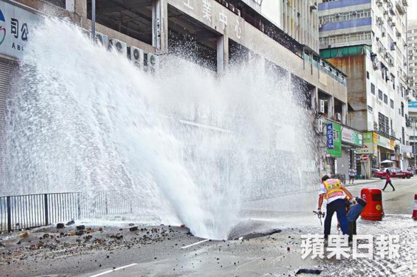 ■爆水管時有發生,申訴署指水務署對水管風險管理及保養不足。資料圖片■北角城市花園屢次出現爆食水管及鹹水管事故。 資料圖片 ■爆水管時有發生,申訴署指水務署對水管風險管理及保養不足。資料圖片■北角城市花園屢次出現爆食水管及鹹水管事故。 資料圖片