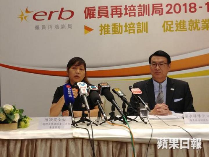 ■家居照顧服務員陳穎霞(左)有意修讀進階課程,向保健員目標進發;右為僱員再培訓局主席梁永祥。王家文攝 ■家居照顧服務員陳穎霞(左)有意修讀進階課程,向保健員目標進發;右為僱員再培訓局主席梁永祥。王家文攝