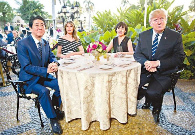 ■前天在馬阿拉歌莊園吃晚餐時,特朗普和安倍晉三夫婦交叉列坐。美聯社■特朗普夫婦與安倍晉三夫婦共遊馬阿拉歌莊園。美聯社 ■前天在馬阿拉歌莊園吃晚餐時,特朗普和安倍晉三夫婦交叉列坐。美聯社■特朗普夫婦與安倍晉三夫婦共遊馬阿拉歌莊園。美聯社