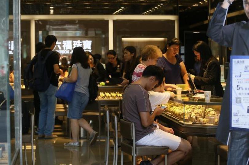 ■六福黃金及珠寶首飾的整體同店銷售按年分別升16%及18%。資料圖片 ■六福黃金及珠寶首飾的整體同店銷售按年分別升16%及18%。資料圖片