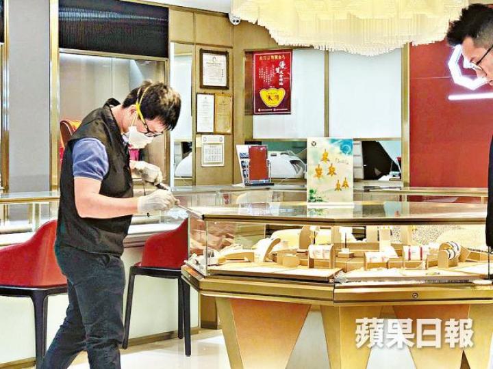 ■警員案發後於被扑碎的飾櫃套取指紋助查。金敏琍攝 ■警員案發後於被扑碎的飾櫃套取指紋助查。金敏琍攝