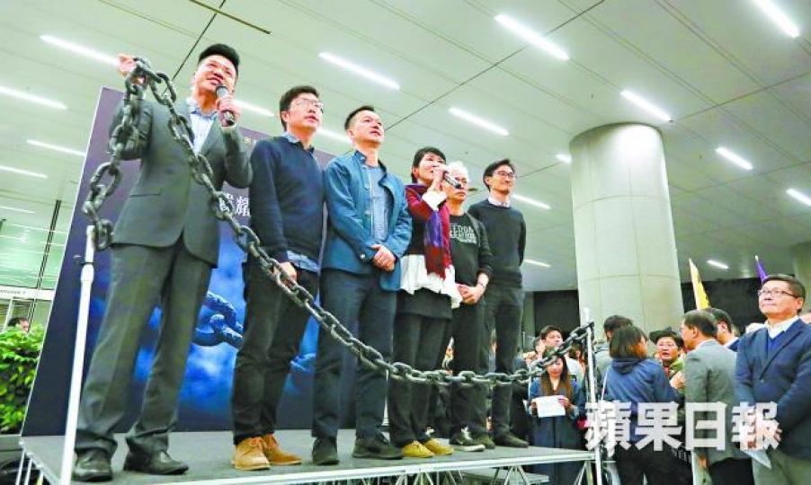 ■支持戴耀廷集會示威區搭建的舞台被指超過准許尺寸。資料圖片 ■支持戴耀廷集會示威區搭建的舞台被指超過准許尺寸。資料圖片