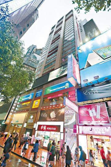 ■自由行旅客驟減後,銅鑼灣樓上舖租金慘不忍睹。資料圖片 ■自由行旅客驟減後,銅鑼灣樓上舖租金慘不忍睹。資料圖片