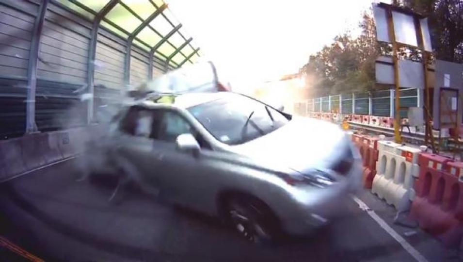 ■警方早前在粉嶺公路用多輛私家車做人肉路障。 ■警方早前在粉嶺公路用多輛私家車做人肉路障。
