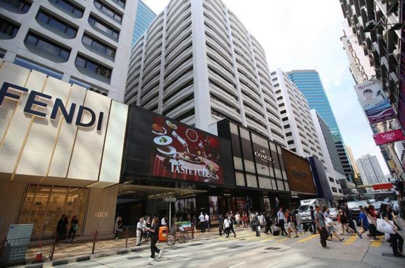■如果商舖租金因內地旅客少了而下降,對香港零售業而言是一件好事。資料圖片 ■如果商舖租金因內地旅客少了而下降,對香港零售業而言是一件好事。資料圖片