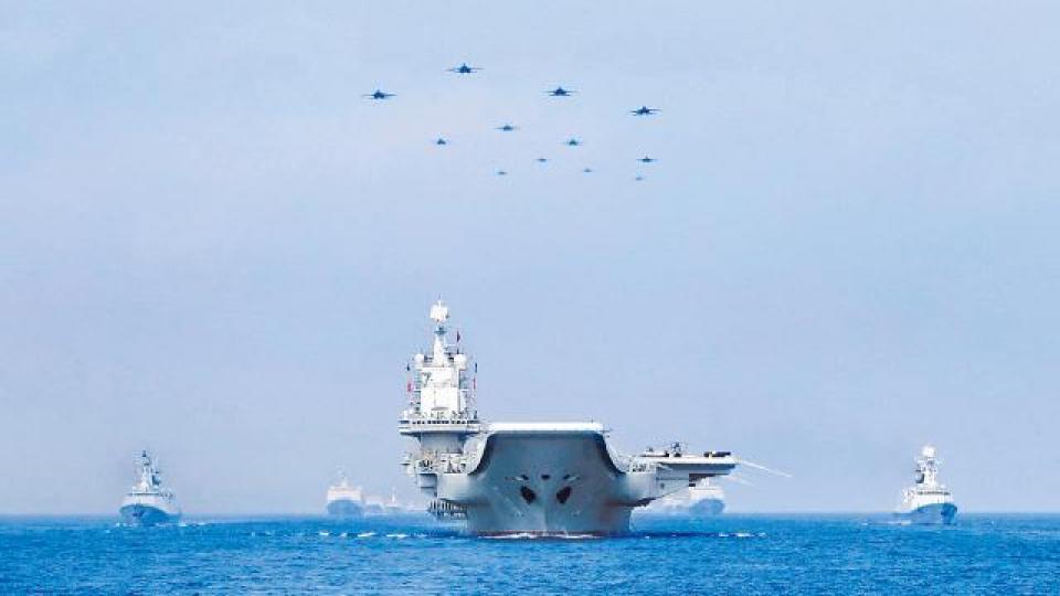 ■遼寧號航母參與南海軍演。 ■遼寧號航母參與南海軍演。