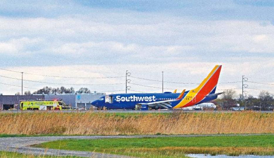 ■出事波音737安全急降在費城國際機場；紅圈為被砸破窗口。路透社