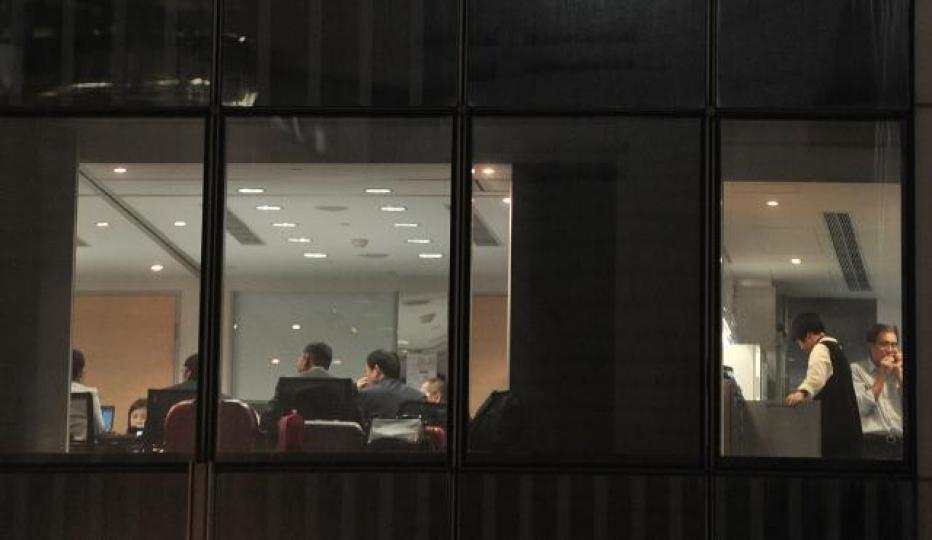 ■頻頻OT,會令員工缺少時間增值自己,又會嚇走人才,減低員工效率和產出。資料圖片 ■頻頻OT,會令員工缺少時間增值自己,又會嚇走人才,減低員工效率和產出。資料圖片