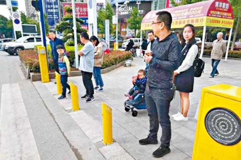 ■路邊的黃色鐵樁設有衝紅燈自動辨識系統。■大媽衝紅燈即被噴水。