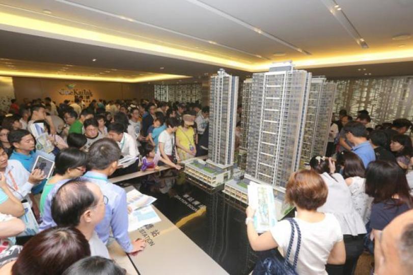 ■香港今年很大機會跟隨美國加息幾次,兩年前靠發展商包按才能上車的人,負擔將會大增。資料圖片 ■香港今年很大機會跟隨美國加息幾次,兩年前靠發展商包按才能上車的人,負擔將會大增。資料圖片