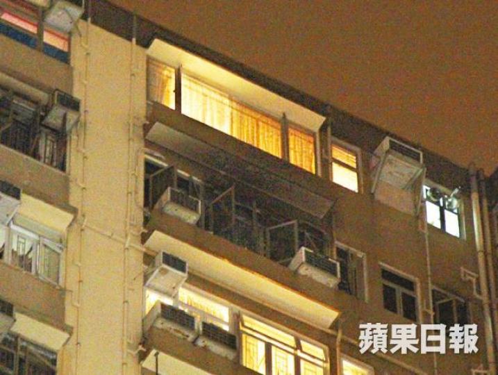 ■起火單位外牆熏黑。 ■起火單位外牆熏黑。