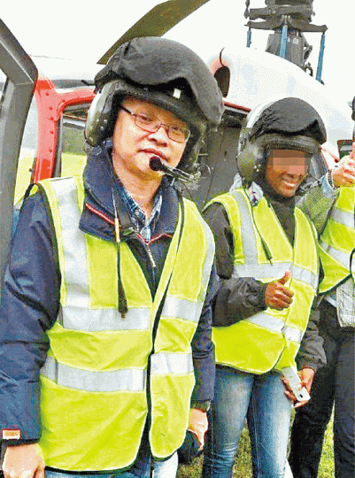 ■被告胡永強(左)是飛行服務隊的總飛行醫官。互聯網 ■被告胡永強(左)是飛行服務隊的總飛行醫官。互聯網