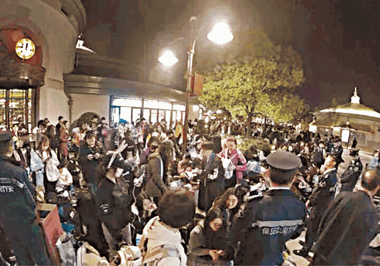 ■大批人群昨晚開始逼爆迪士尼小鎮。 ■大批人群昨晚開始逼爆迪士尼小鎮。