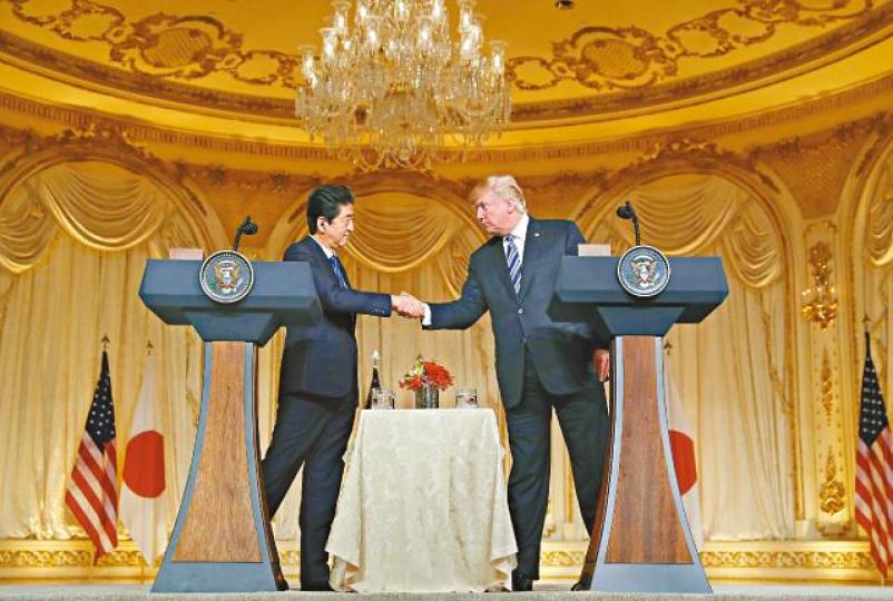 ■特朗普跟安倍晉三舉行聯合記者會,表示「樂觀」期待跟金正恩會面。美聯社■南韓首爾街頭掛起一張橫額,以兩手雙握寓意兩韓,期待兩韓領袖會談成功。美聯社 ■特朗普跟安倍晉三舉行聯合記者會,表示「樂觀」期待跟金正恩會面。美聯社■南韓首爾街頭掛起一張橫額,以兩手雙握寓意兩韓,期待兩韓領袖會談成功。美聯社