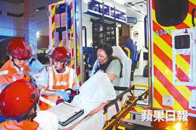 ■失火單位住戶吸入濃煙不適,送院治理。黎志偉攝■大批居民昨凌晨落樓逃生。 ■失火單位住戶吸入濃煙不適,送院治理。黎志偉攝■大批居民昨凌晨落樓逃生。