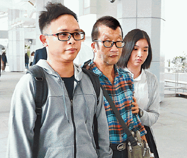 ■死者父親陳億輝(中)昨由其中一名女兒及其男友陪同出庭作供。 ■死者父親陳億輝(中)昨由其中一名女兒及其男友陪同出庭作供。