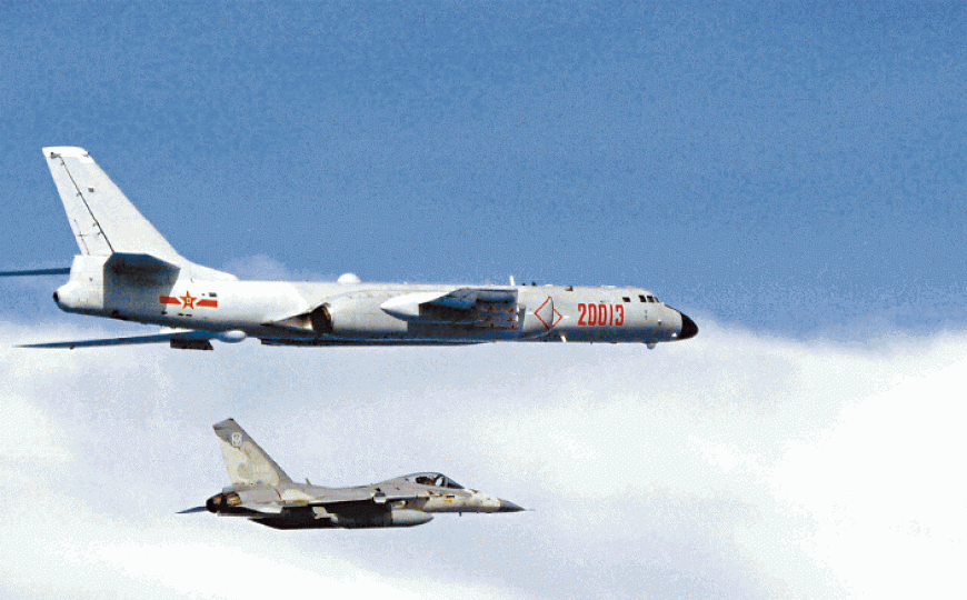 ■大陸軍機頻闖台防空識別區;圖為解放軍轟6戰機(上)去年7月繞台,台方派出經國號(下)近距離監視。 資料圖片■解放軍直升機前日在福州演習時帶彈起飛。 ■台國防部長嚴德發(左)前日視察空軍防空部隊。 ■大陸軍機頻闖台防空識別區;圖為解放軍轟6戰機(上)去年7月繞台,台方派出經國號(下)近距離監視。 資料圖片■解放軍直升機前日在福州演習時帶彈起飛。 ■台國防部長嚴德發(左)前日視察空軍防空部隊。