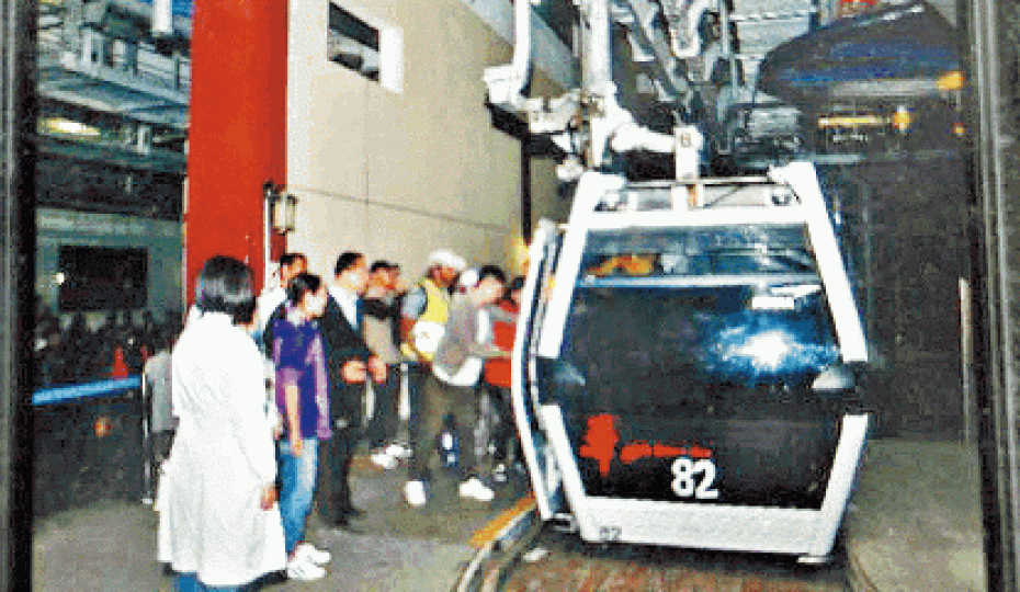 ■遊客被困10小時才能下車。