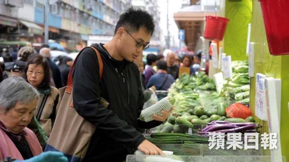 居於天水圍的Terence每月會至少到深水埗街市兩次,選購新鮮食物及日用品。同為天水圍民生關注平台的成員的Terence(右)與阿Mo,就街市議題翻查歷史檔案及規劃文件。天水圍發展初期,房署的公營房屋附有商場和街市,故政府認為毋須再建公眾街市。直至2005年房署出售資產予領展,造成五個區內街市,四個屬領展的壟斷局面。除了研究檔案,Terence所屬的天水圍民生關注平台亦與其他地區組織,落區接觸居民,包括策劃街市規劃工作坊,讓居民獲得更多資訊,從而參與社區規劃。 居於天水圍的Terence每月會至少到深水埗街市兩次,選購新鮮食物及日用品。同為天水圍民生關注平台的成員的Terence(右)與阿Mo,就街市議題翻查歷史檔案及規劃文件。天水圍發展初期,房署的公營房屋附有商場和街市,故政府認為毋須再建公眾街市。直至2005年房署出售資產予領展,造成五個區內街市,四個屬領展的壟斷局面。除了研究檔案,Terence所屬的天水圍民生關注平台亦與其他地區組織,落區接觸居民,包括策劃街市規劃工作坊,讓居民獲得更多資訊,從而參與社區規劃。