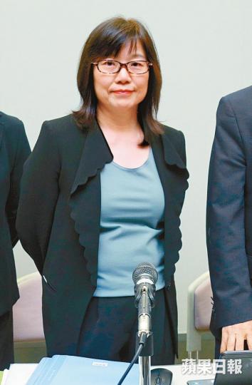 ■任評審小組聯絡人的陳碧華,為教育局總課程發展主任。■楊潤雄為審查中學歷史課本護航,稱部份用字是因不清晰而要修改。 ■任評審小組聯絡人的陳碧華,為教育局總課程發展主任。■楊潤雄為審查中學歷史課本護航,稱部份用字是因不清晰而要修改。