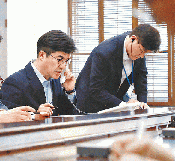 ■青瓦台職員測試兩韓領袖熱線電話。路透社 ■青瓦台職員測試兩韓領袖熱線電話。路透社