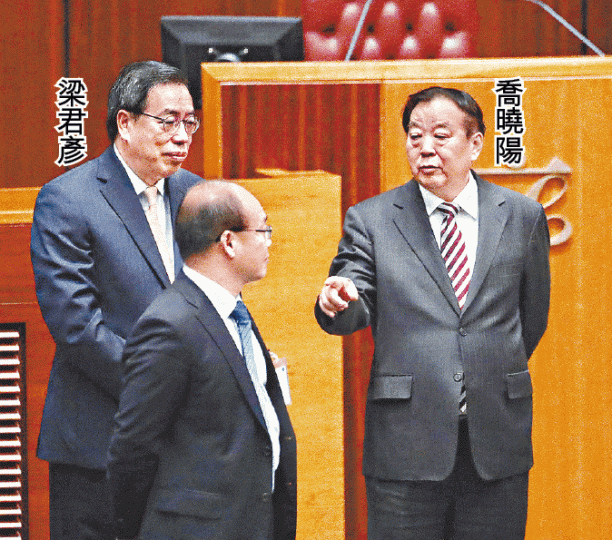 ■喬曉陽昨在梁君彥陪同下參觀立法會會議廳。戴耀廷 ■喬曉陽昨在梁君彥陪同下參觀立法會會議廳。戴耀廷