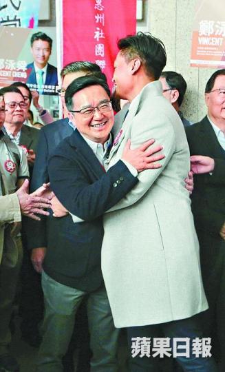 ■鄭泳舜在年初九西補選造勢大會上與父親鄭錦鐘相擁。 ■鄭泳舜在年初九西補選造勢大會上與父親鄭錦鐘相擁。