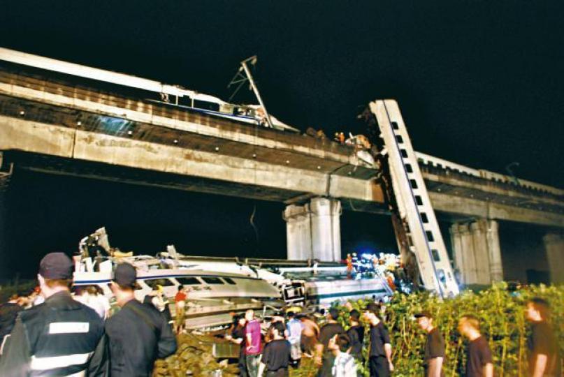 ■溫州2011年發生動車追撞事故,兩列車的保護系統均由今次中標的北京和利時供應。 ■溫州2011年發生動車追撞事故,兩列車的保護系統均由今次中標的北京和利時供應。