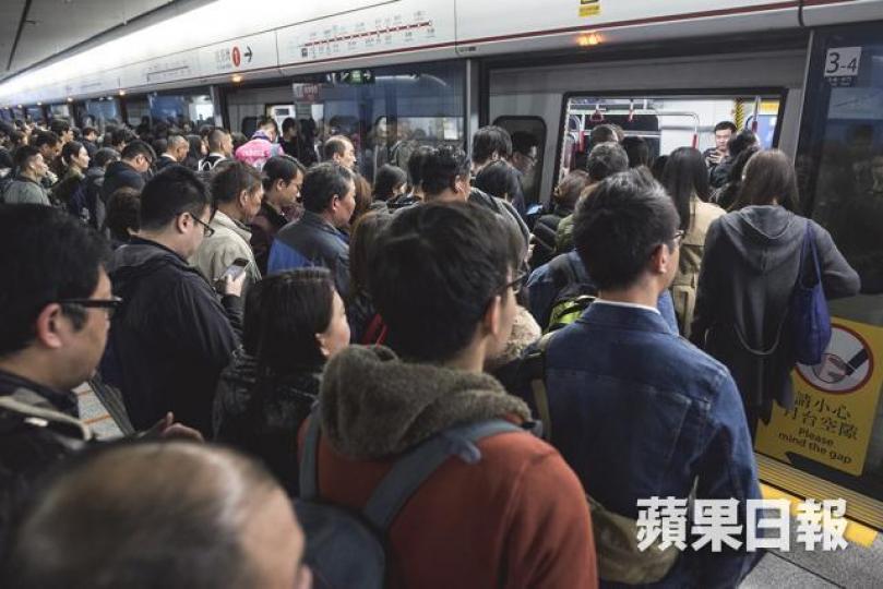 ■港鐵宣佈由下星期一起在非繁忙時間加班。 ■港鐵宣佈由下星期一起在非繁忙時間加班。