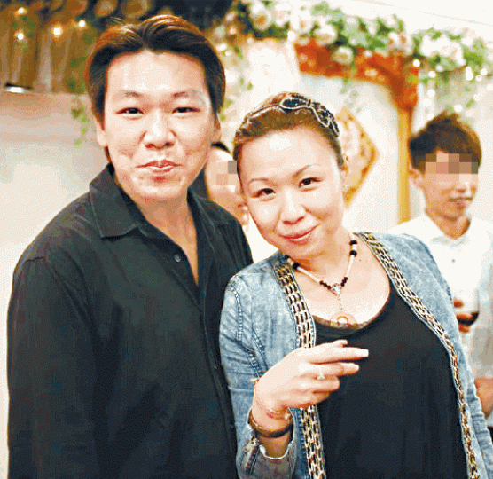 ■張氏夫婦欠巨債燒炭亡,遺下一對子女。■死者的凍肉店(綠箭嘴示)曾與娘家店舖打對台(藍箭嘴示)。 ■張氏夫婦欠巨債燒炭亡,遺下一對子女。■死者的凍肉店(綠箭嘴示)曾與娘家店舖打對台(藍箭嘴示)。