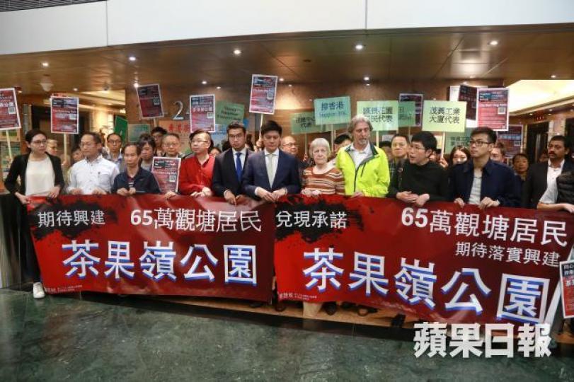 ■近50人昨到城規會請願,抗議政府違背設立茶果嶺海濱公園的承諾。張柏基攝 ■近50人昨到城規會請願,抗議政府違背設立茶果嶺海濱公園的承諾。張柏基攝