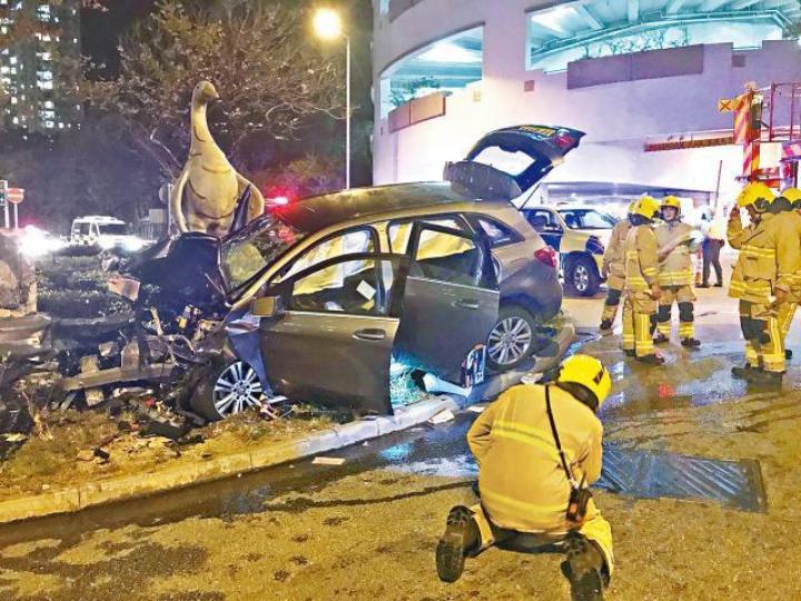■私家車直撼深井迴旋處,車頭嚴重損毀。讀者提供圖片■其中一名傷者送院搶救。 ■私家車直撼深井迴旋處,車頭嚴重損毀。讀者提供圖片■其中一名傷者送院搶救。