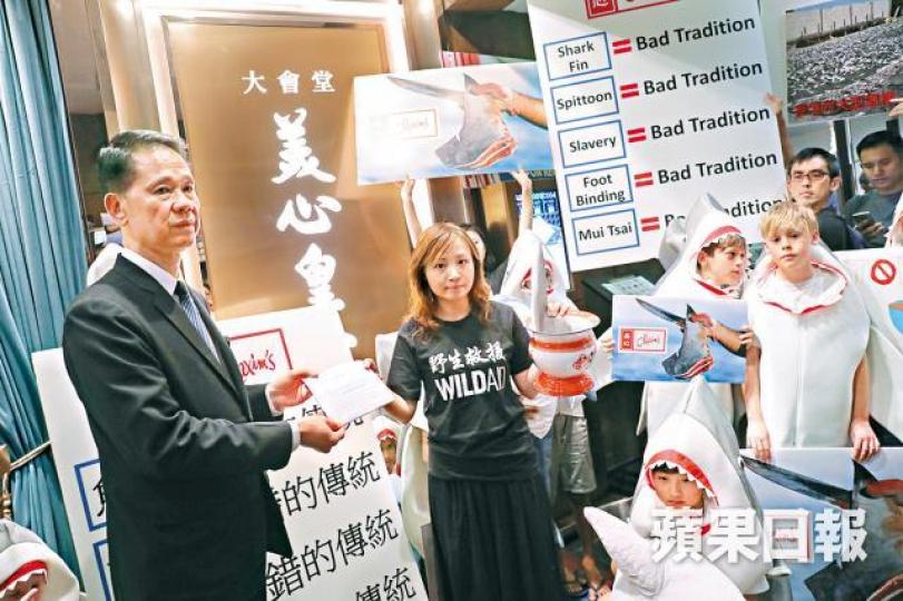 ■保育人士昨裝扮成鯊魚到美心抗議,並向經理遞交請願信。 ■保育人士昨裝扮成鯊魚到美心抗議,並向經理遞交請願信。