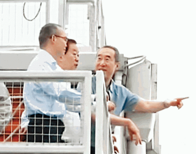 ■喬曉陽在唐英年及劉江華陪同參觀西九文化區。有線新聞截圖 ■喬曉陽在唐英年及劉江華陪同參觀西九文化區。有線新聞截圖